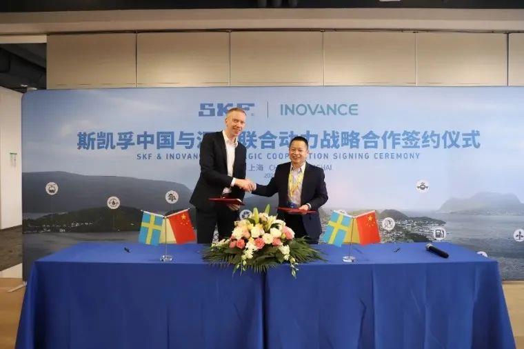斯凯孚中国区副总裁David LH Johansson(左) 与苏州汇川联合动力系统有限公司总经理李俊田(右)代表双方签约 斯凯孚中国区副总裁David LH Johansson(左) 与苏州汇川联合动力系统有限公司总经理李俊田(右)代表双方签约